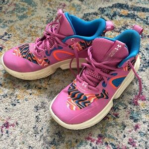 UNDER ARMOUR Breakthrough Flow Basketball Shoes Women's SIZE 9 Purple Sneakers